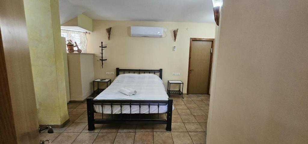 דביר סוויטות: ג'קוזי כפרי ליד הכנרת Villa Migdal Room photo