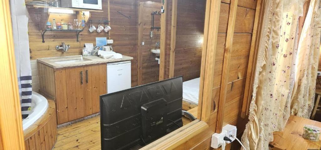 דביר סוויטות: ג'קוזי כפרי ליד הכנרת Villa Migdal Room photo