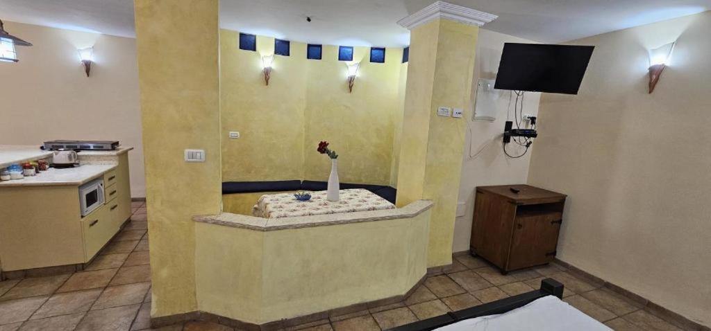 דביר סוויטות: ג'קוזי כפרי ליד הכנרת Villa Migdal Room photo